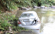 Điện Biên: Xe con lao xuống suối, 3 người thương vong