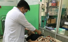 TP.HCM: Bệnh viện ngập sâu, bác sĩ lội nước cấp cứu bệnh nhân