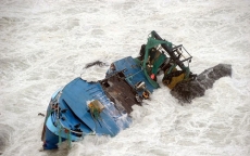Cứu sống 5 ngư dân bị chìm ghe trên biển Cần Giờ