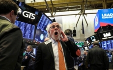 Chứng khoán Mỹ giảm mạnh, Dow Jones “bay” gần 800 điểm