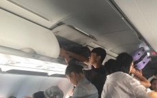 Hai hành khách tấn công tiếp viên ngay trên máy bay