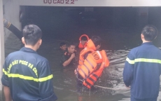 Bơm nước 'giải cứu' ô tô, xe máy ngập nước trong hầm chung cư Đà Nẵng
