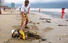 Sau mưa, rác tràn ngập bãi biển đẹp nhất hành tinh ở Đà Nẵng