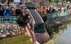 Hà Nội: Tài xế say xỉn lái xe ô tô lao xuống hồ Trúc Bạch