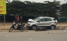 Ô tô 'điên' tông thủng đuôi taxi và hàng loạt xe máy, 4 người nhập viện