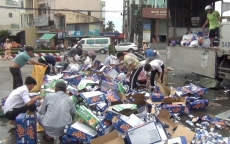 Dân giúp tài xế gom hàng trăm thùng bia đổ ra quốc lộ