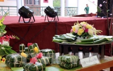 Khách quốc tế hào hứng với bánh chưng Việt