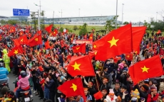 Hàng ngàn CĐV hân hoan đón Đội tuyển Việt Nam về nước