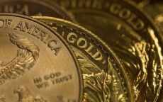 Giá vàng miếng giữ ở đỉnh, USD tự do và ngân hàng cùng giảm