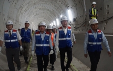 Chủ tịch TP.HCM đi bộ xuyên hầm, kiểm tra tiến độ tuyến metro số 1