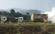 Xe chở hóa chất bốc cháy dữ dội cạnh cây xăng trên cao tốc Nội Bài - Lào Cai