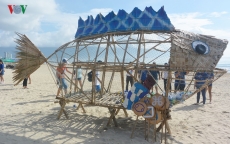 Ra mắt cá Bống khổng lồ “ăn” rác thải nhựa trên bãi biển Đà Nẵng