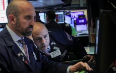 Nhà đầu tư bán tháo, chứng khoán Mỹ giảm mạnh nhất từ đầu năm
