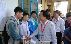 Bộ trưởng Phùng Xuân Nhạ chỉ đạo công tác coi thi ở Đắk Lắk