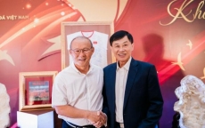 IPPG tặng 2 tỉ đồng cho 2 đội tuyển bóng đá Việt Nam