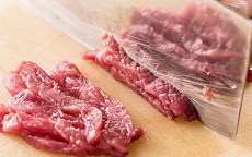 Xào thịt bò bị dai nhách, kém ngon vì thiếu nguyên liệu này khi ướp
