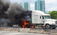 Xe container cháy ngùn ngụt trên xa lộ qua TP Thủ Đức