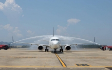 Hình ảnh chuyến bay quốc tế đầu tiên chở 160 du khách vừa hạ cánh Đà Nẵng
