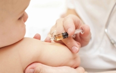 Những điều cha mẹ cần lưu ý khi đưa trẻ đi tiêm vắc xin