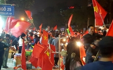 Việt Nam vô địch, biển người bất chấp gió lạnh ùa ra đường đi 'bão'