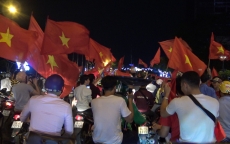 Cờ đỏ rợp phố phường sau chiến thắng của U23 Việt Nam