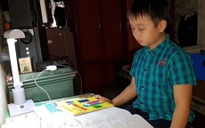 Quảng Bình: Cậu bé lớp 4 trường làng nói tiếng Anh như 'gió'