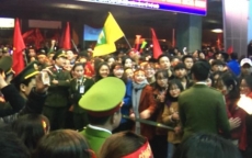 Hàng ngàn người dân xứ Nghệ đổ ra Sân bay Vinh đón tuyển thủ U23 Việt Nam