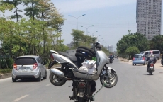 Màn “xe máy cõng xe máy” thót tim trên đường
