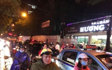 Hà Nội: Phố biến thành sông sau cơn mưa lớn giờ tan tầm