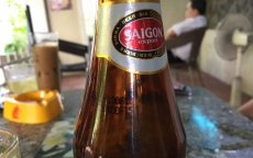 Nghi vấn nước lạ trong chai bia Sài Gòn còn nguyên nhãn mác