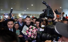 Fan ngủ lại sân bay chờ Ryan Giggs đến Việt Nam ký hợp đồng với tỷ phú Phạm Nhật Vượng