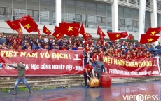 Bất chấp mưa phùn, người hâm mộ Thủ đô nhuộm đỏ các điểm cầu trực tiếp cổ vũ U23 Việt Nam