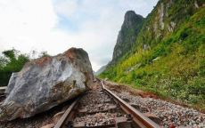 Sạt núi, hàng trăm tấn đá chắn đường sắt Bắc – Nam