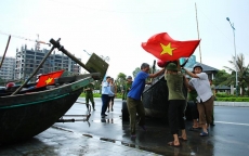Bão số 3 đổ bộ, ngư dân Thanh Hóa hớt hải kéo thuyền bè lên phố neo đậu