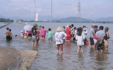 Hết mưa, nước vẫn 'mênh mông' nhiều nơi ở Hà Nội