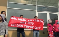 Cư dân Topaz City căng băng rôn đòi sổ hồng và tố cáo chủ đầu tư Vạn Thái Land