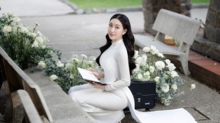 Hoa hậu Huỳnh Thúy Anh duyên dáng trong tà áo dài học sinh