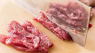 Xào thịt bò bị dai nhách, kém ngon vì thiếu nguyên liệu này khi ướp