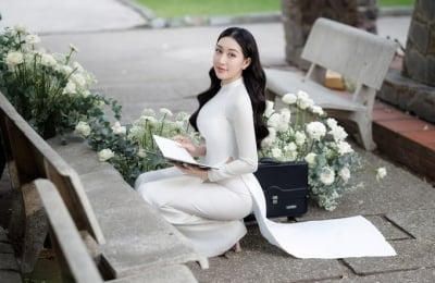 Hoa hậu Huỳnh Thúy Anh duyên dáng trong tà áo dài học sinh
