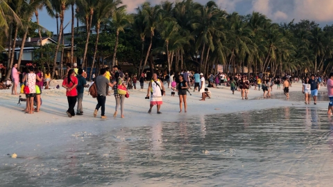 Du khách hành hung cảnh sát ở Boracay