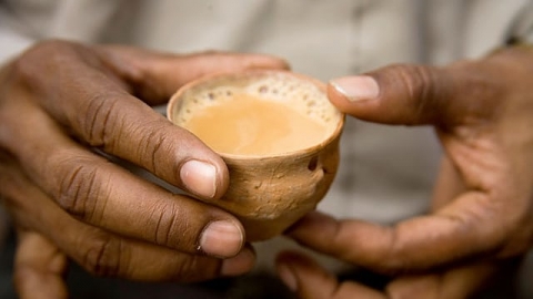 Thưởng trà trên đường phố Ấn Độ