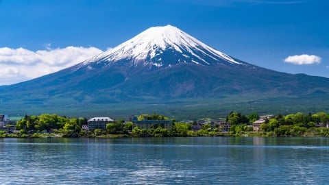 Núi Phú Sĩ của Nhật Bản đối mặt với tình trạng quá tải