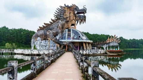 Tượng rồng khổng lồ hồ Thủy Tiên bị phá dỡ