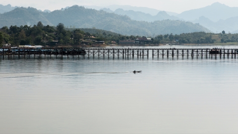 Thị trấn bị ngăn đôi