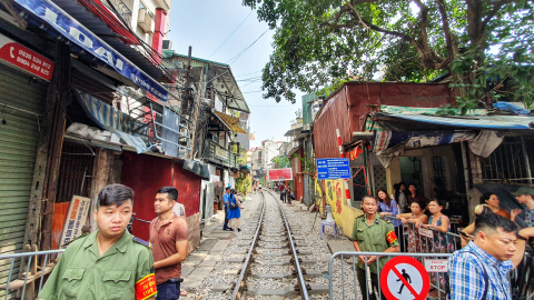 Cafe đường tàu trong ngày đầu 'đóng cửa'