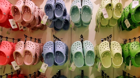 Crocs tặng dép cho nhân viên y tế