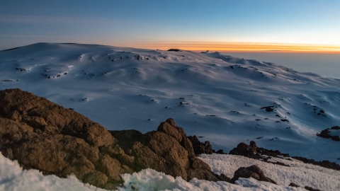 Tuyết phủ trên đỉnh núi lửa Kilimanjaro