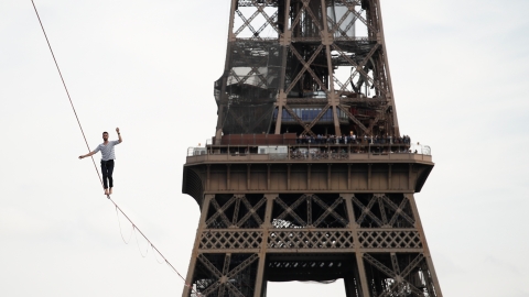 Chàng trai từ tháp Eiffel băng qua sông Seine