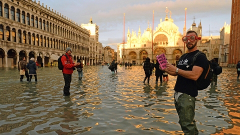 Du khách tận hưởng trận lụt bất thường ở Venice