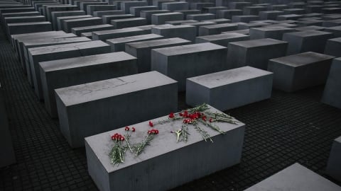 Holocaust Memorial: Nghe yên lặng kể về quá khứ đau thương